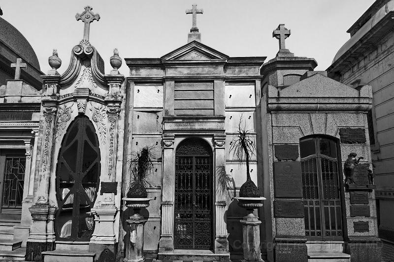 20071203_162041  D2X 4200x2800 v2.jpg - Recoleta Cemetary was founded in 1822 by the Recoletos monks and it is internationally renowned  for having famous sculptures, tombs and mausoleums of illustrious political figures and Argentine families. Among the sculptures there are numerous works by Lola Mora